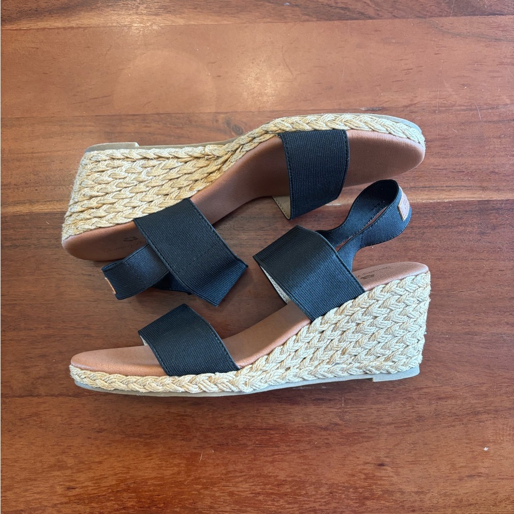 Tommy Bahama Sakura Stretch Wedges - Picture 2 of 9